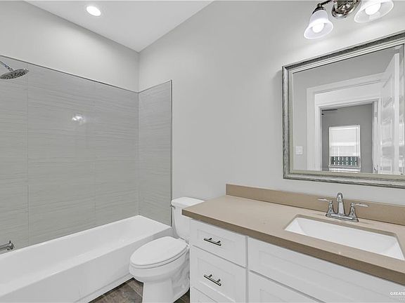 5th image of 1909 W Harrison St APT 4