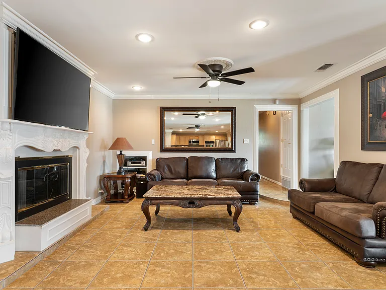 6545 Lyndon B Johnson Fwy — Photo 11