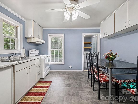 3rd image of 207 Morris St