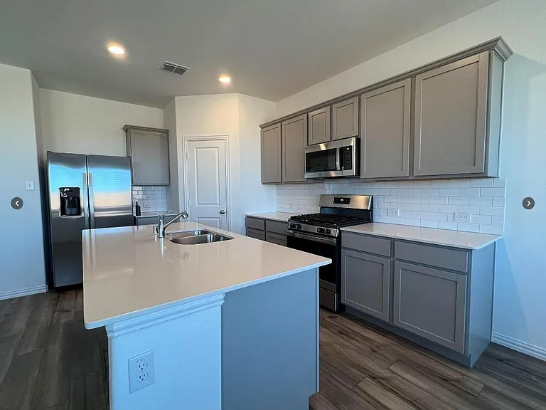 8000 Blue Heron Ln — Photo 5