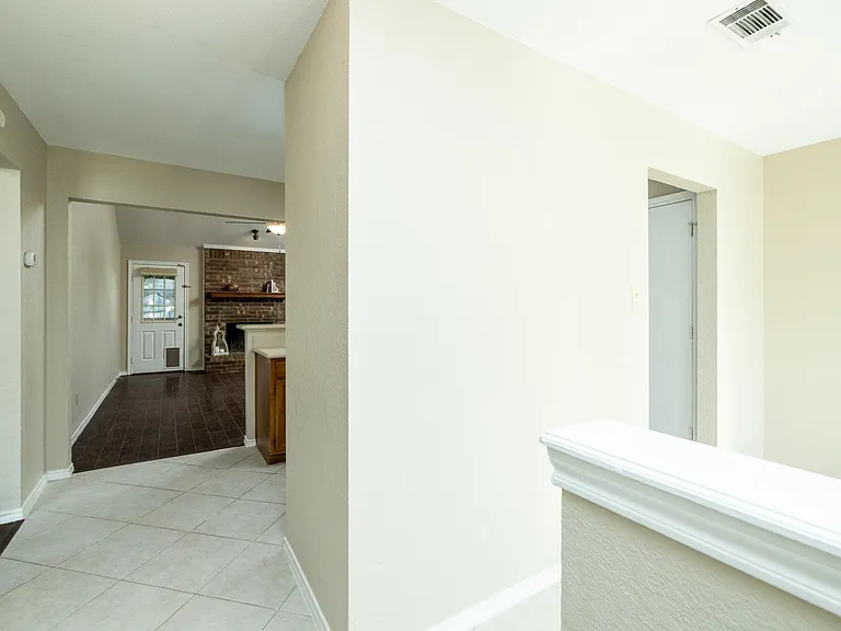 2403 Bayberry Ln — Photo 3