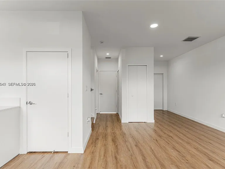 401 SW 1st St #1 — Photo 7