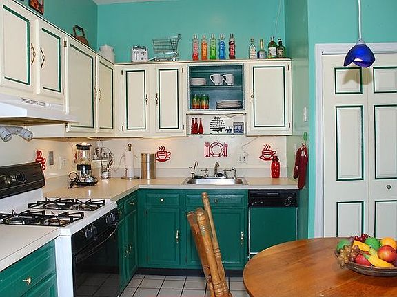 Eat-In Kitchen