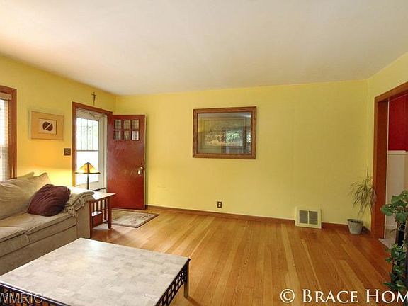 4th image of 977 Valley Ave NW