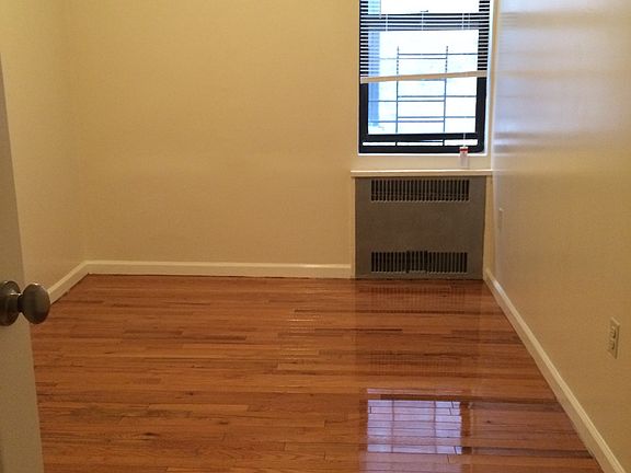 3rd image of 8809 148th St Ste 1