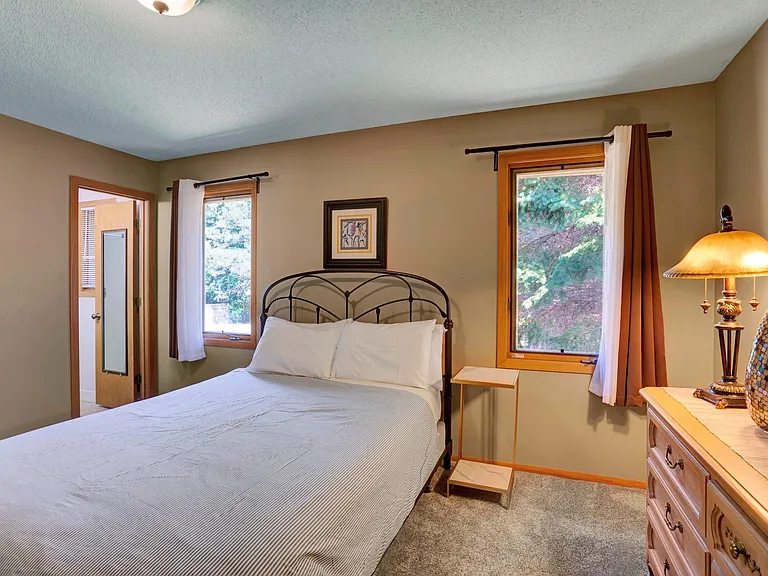 Master Bedroom with 2 piece ensuite. 1 Queen