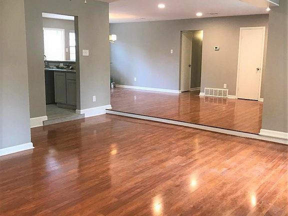 3rd image of 319 Azalea Ln