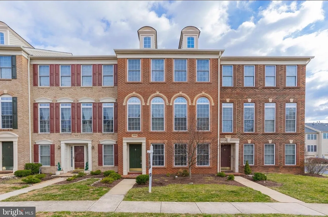 3 bed, 2404 sqft, $3,300 — Photo 1