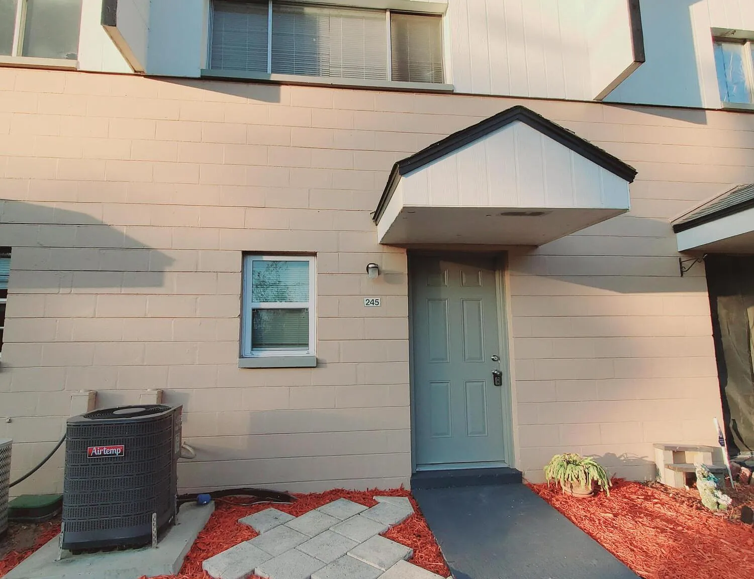 2 bed, 1.0 bath, 837 sqft, $1,175 — Photo 1