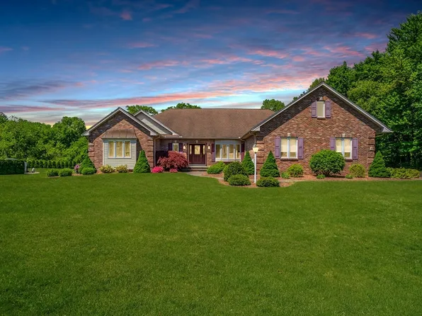 9 Briar Cliff Dr, Wilbraham, MA 01095