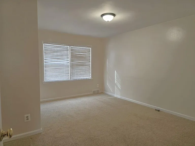 9924 Roseland St — Photo 10