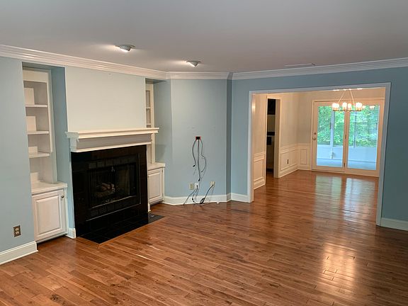 2nd image of 2028 Eagle Glen Rd