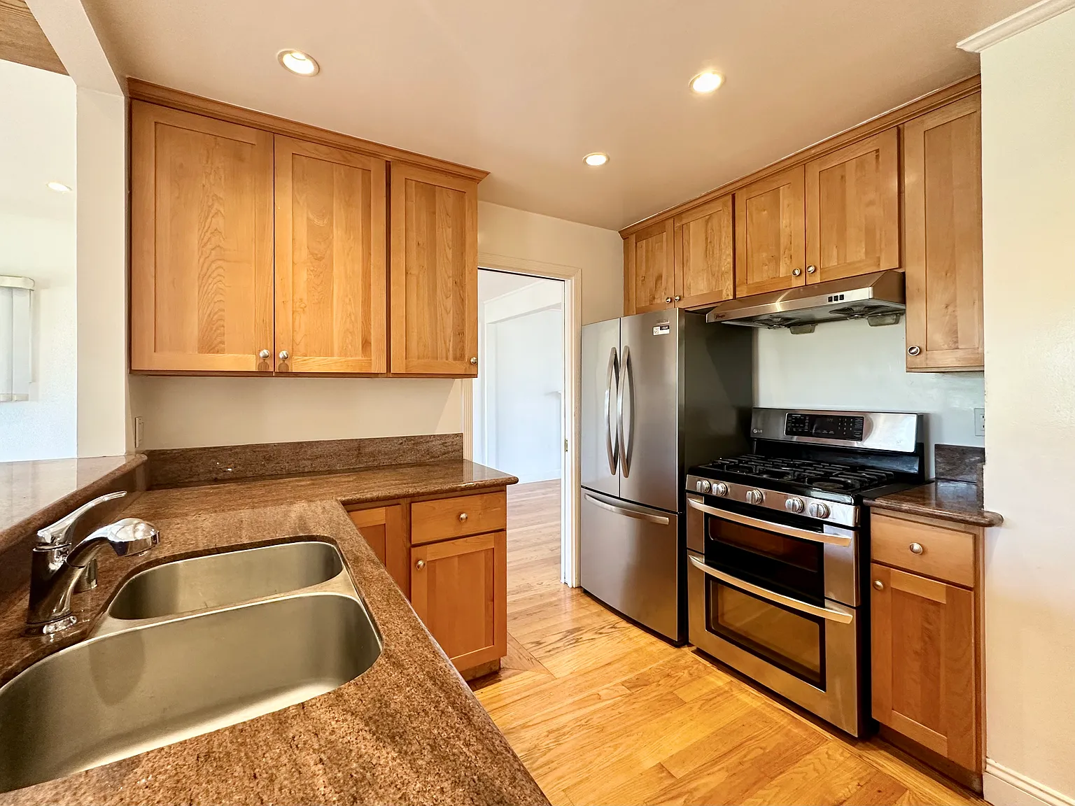 4 bed, 1950 sqft, $7,495 — Photo 4