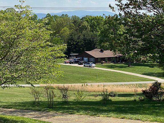5th image of 441 Smoky View Estates Dr