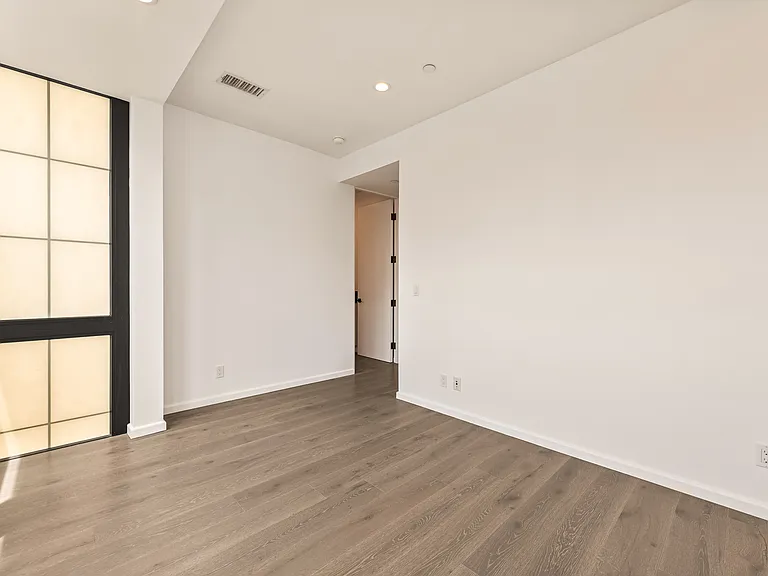 1825 1/2 Alsace Ave — Photo 31