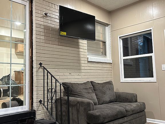 Fantastic sunroom w/mounted smart TV