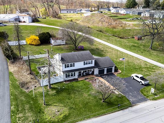 3rd image of 10 Beale Dr