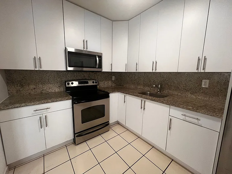 1410 SW 37th Ave — Photo 10