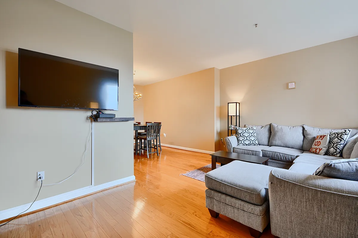 Building Photo - 10 E Lee St #706