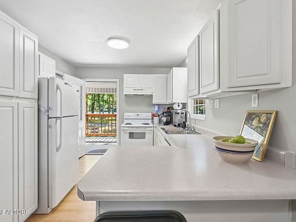 4th image of 603 S Lake Dr