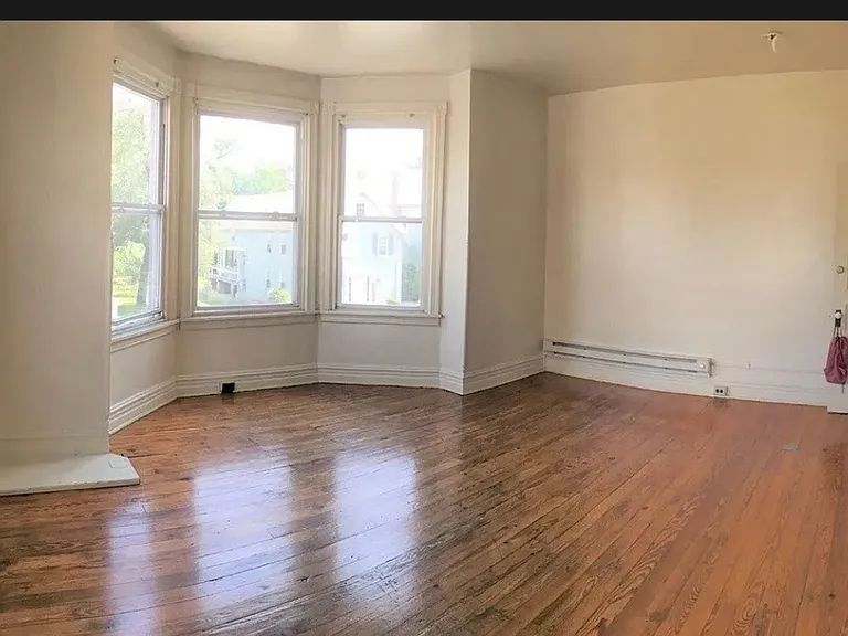 Student Housing 5 bedroom House Available Now & 2026-2027 School Year! — Photo 18