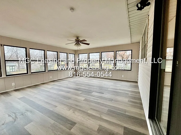 102 SE 9th St — Photo 11