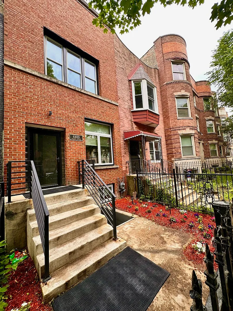 4409 S Prairie Ave photo 1