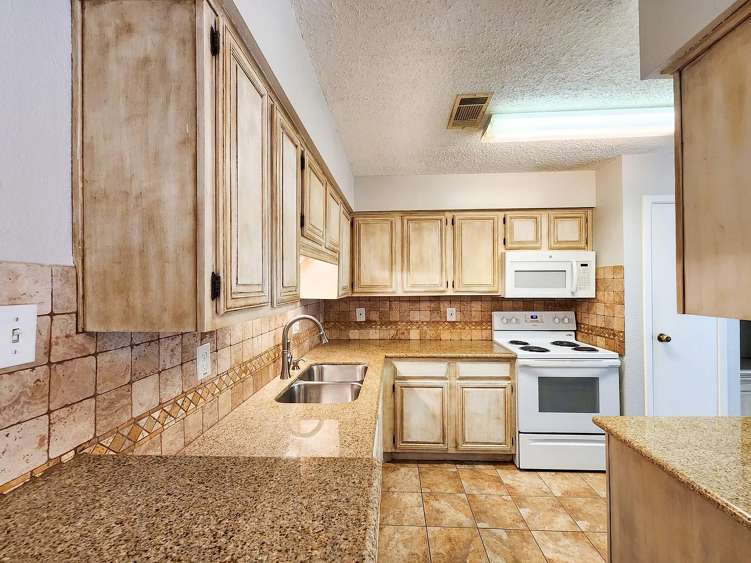 2 bed, 2.5 bath, 1350 sqft, $1,700 — Photo 1