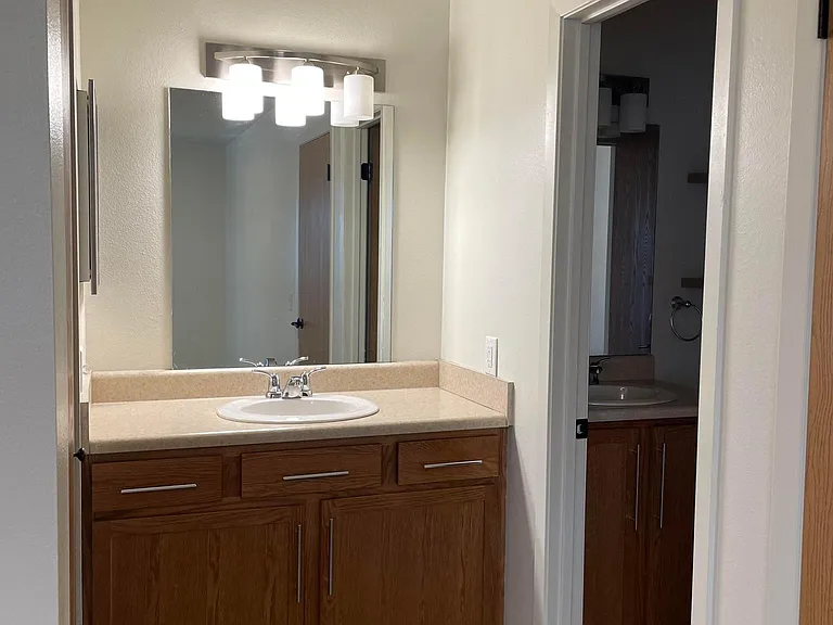 Master connecting to full bath