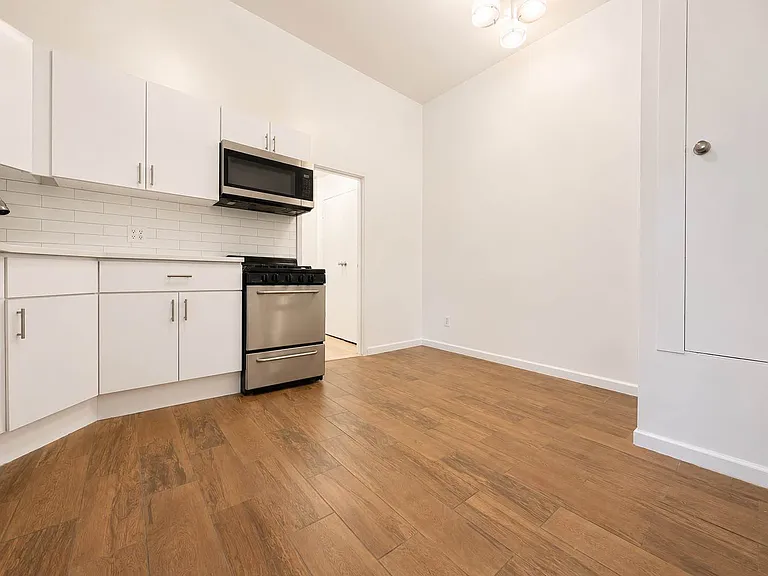 100 W 27th St — Photo 15