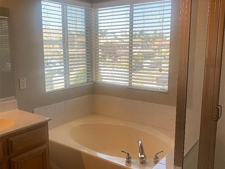 2835 S Bon View Ave — Photo 8