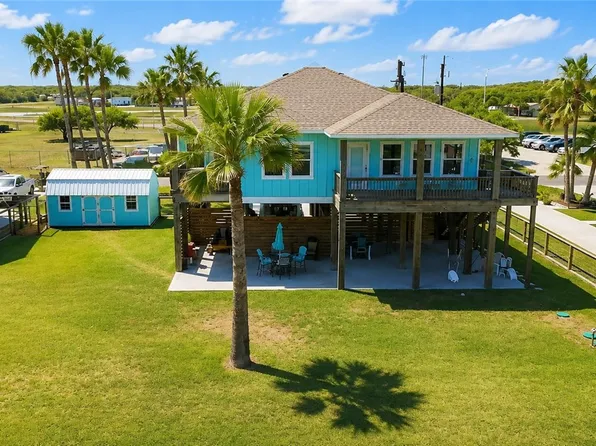 2106 S Young St, Rockport, TX 78382