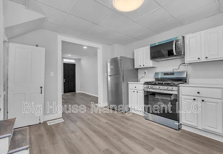 1105 W Lombard St — Photo 29