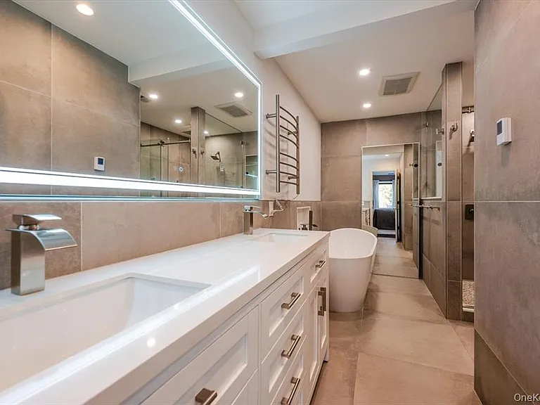 98 Lisa Dr — Photo 14