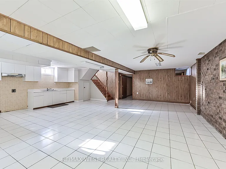 139 Carmen Cres — Photo 19