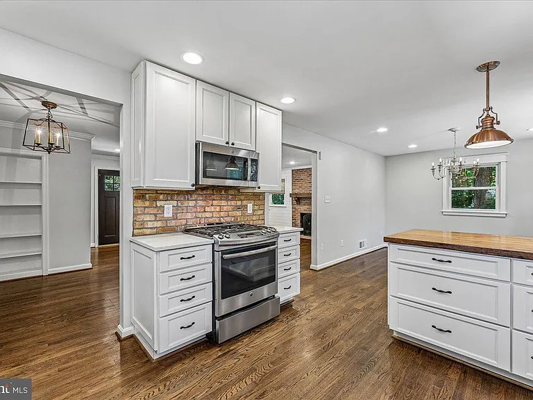 8109 Bainbridge Rd — Photo 9