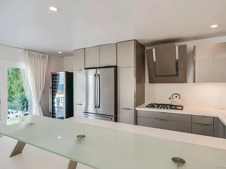 10 Beach Hill Dr — Photo 16
