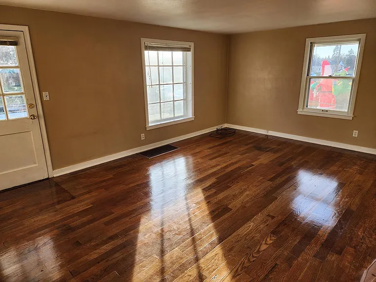 2212 W Everett Ave — Photo 2