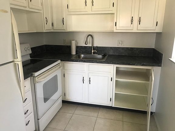 3rd image of 78 Royal Oak Dr