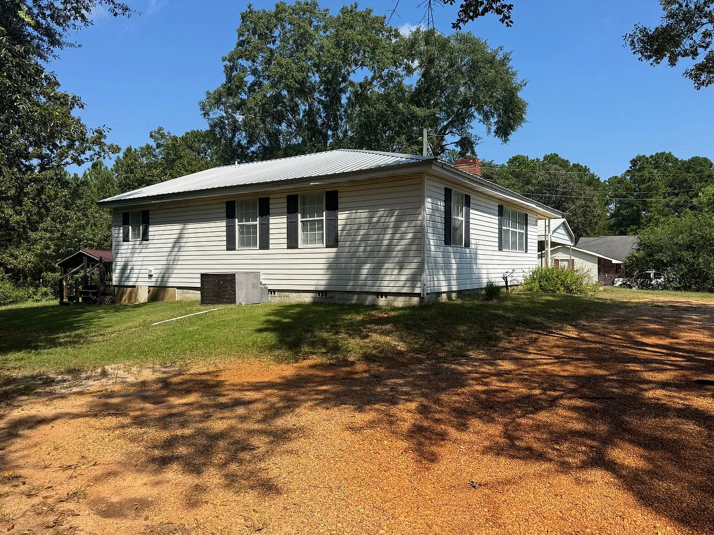 Cozy 3 Bed 1 Bath Home! Available Now! Schedule a Tour Today! — Photo 2