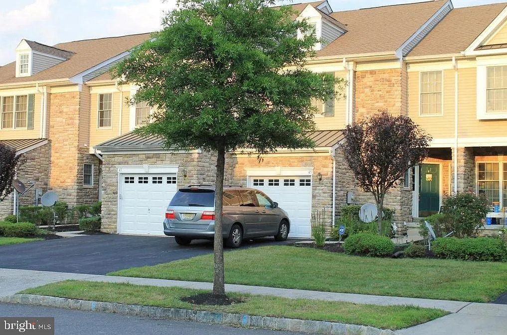 3 bed, 2.5 bath, 2021 sqft, $3,900 — Photo 1