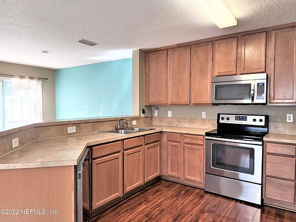 3rd image of 814 S Black Cherry Dr