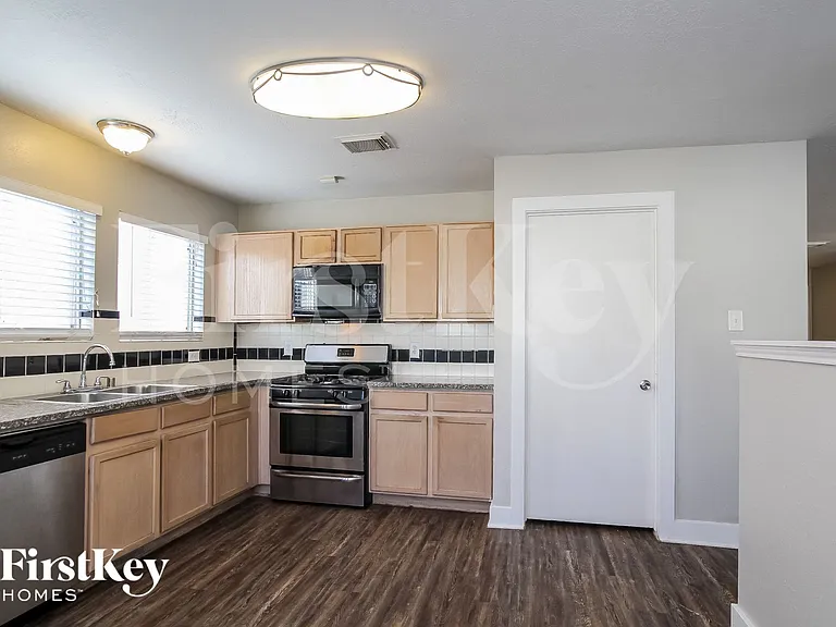 19214 Spruce Bough Ln — Photo 5