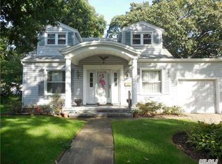 8 State St, Merrick, NY 11566