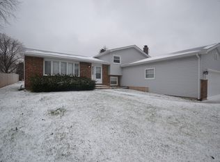 122 Laurel Dr, Lindenhurst, IL 60046