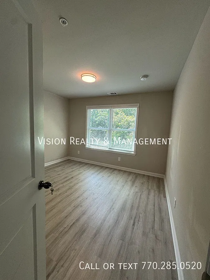 Beautiful 3 BD 2.5 BA Townhome MOVE in READY — Photo 2