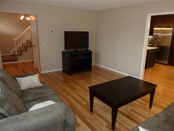 4th image of 795 E Hillcrest Dr