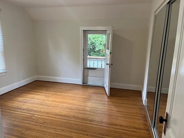 Master Bedroom w/a exterior deck