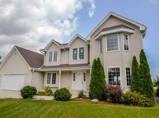 9540 S Wintergreen Ct, Oak Creek, WI 53154
