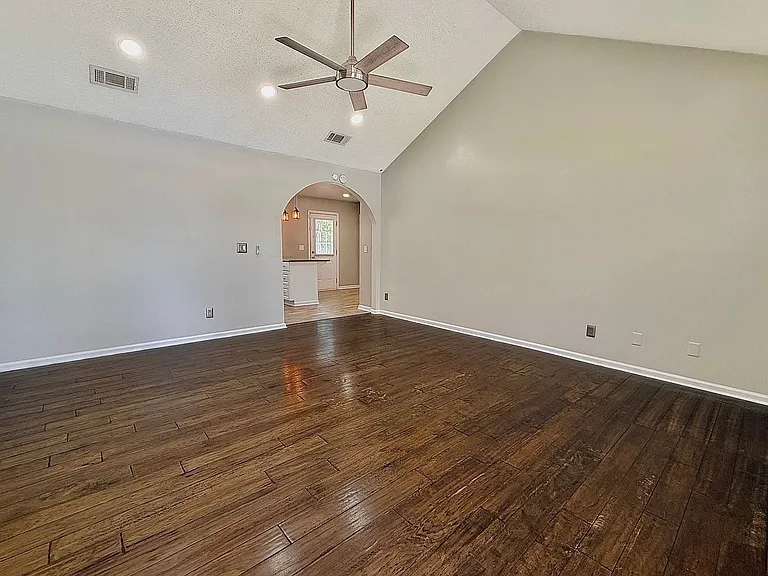 337 NE Sheila Dr — Photo 2
